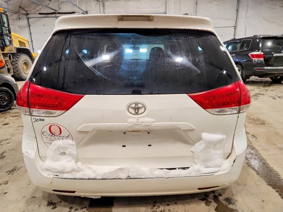 2011 TOYOTA SIENNA LE