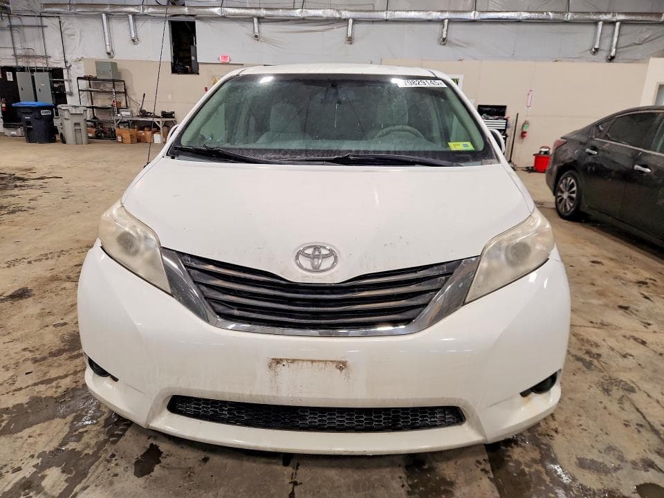 2011 TOYOTA SIENNA LE