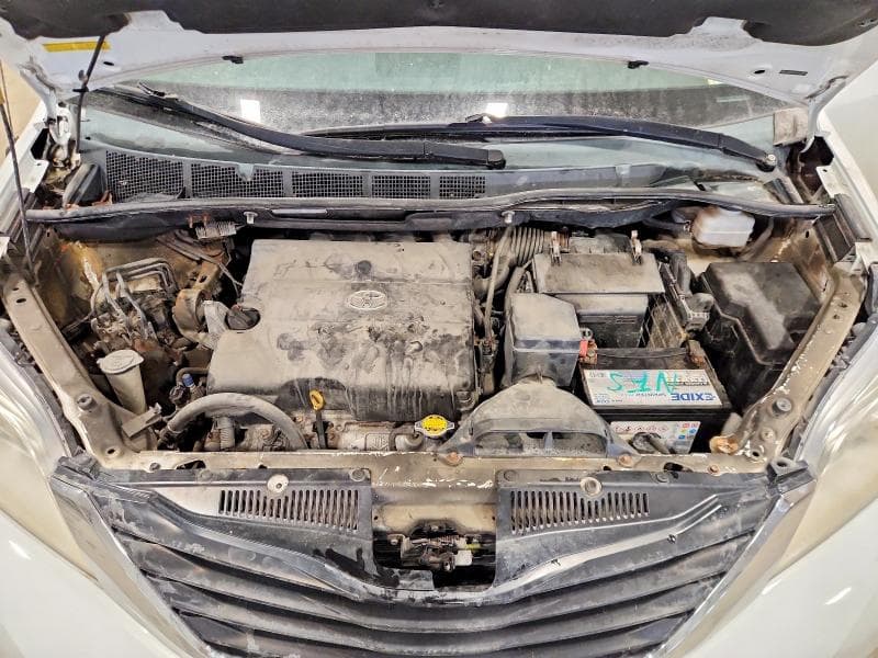 2011 TOYOTA SIENNA LE