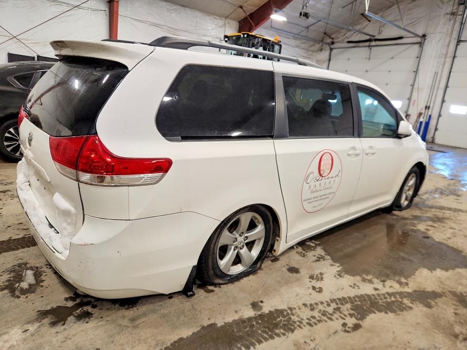2011 TOYOTA SIENNA LE