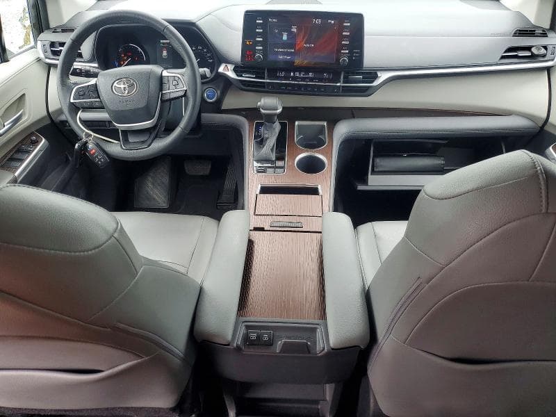 2022 TOYOTA SIENNA XLE