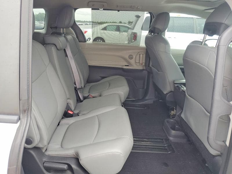 2022 TOYOTA SIENNA XLE