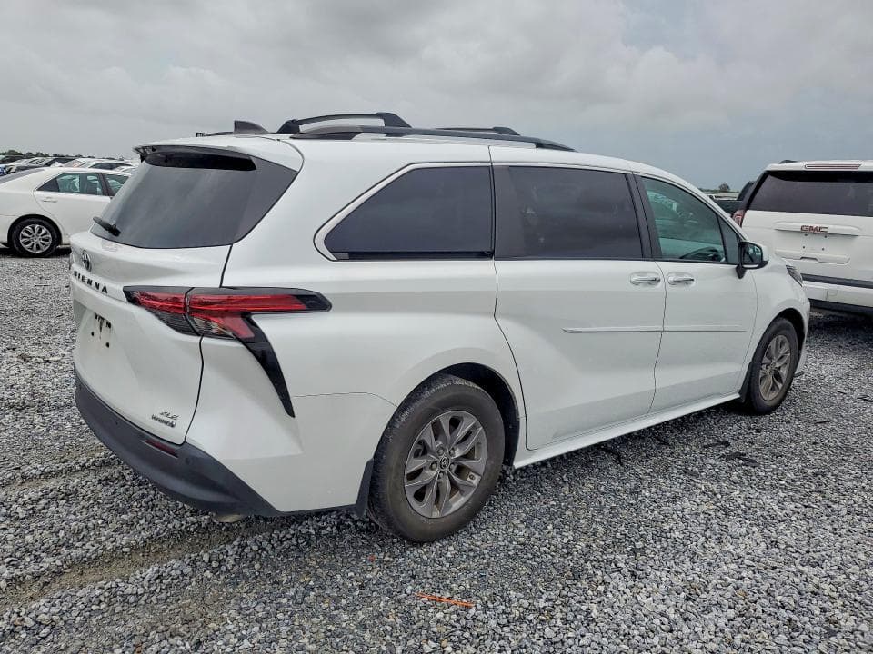 2022 TOYOTA SIENNA XLE