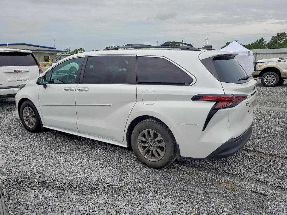 2022 TOYOTA SIENNA XLE