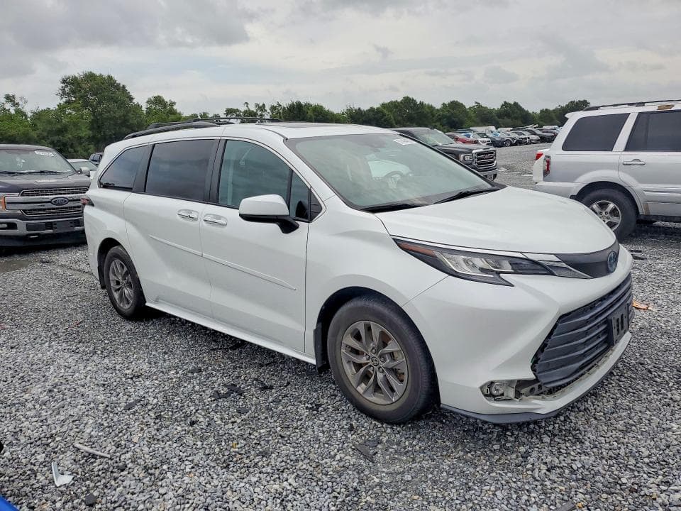 2022 TOYOTA SIENNA XLE
