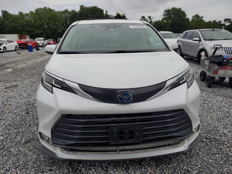 2022 TOYOTA SIENNA XLE