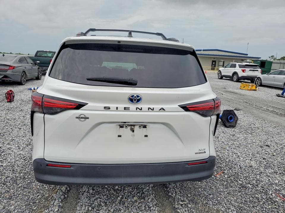 2022 TOYOTA SIENNA XLE