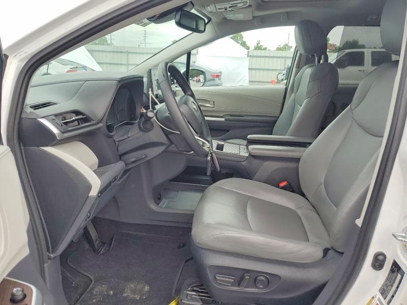 2022 TOYOTA SIENNA XLE