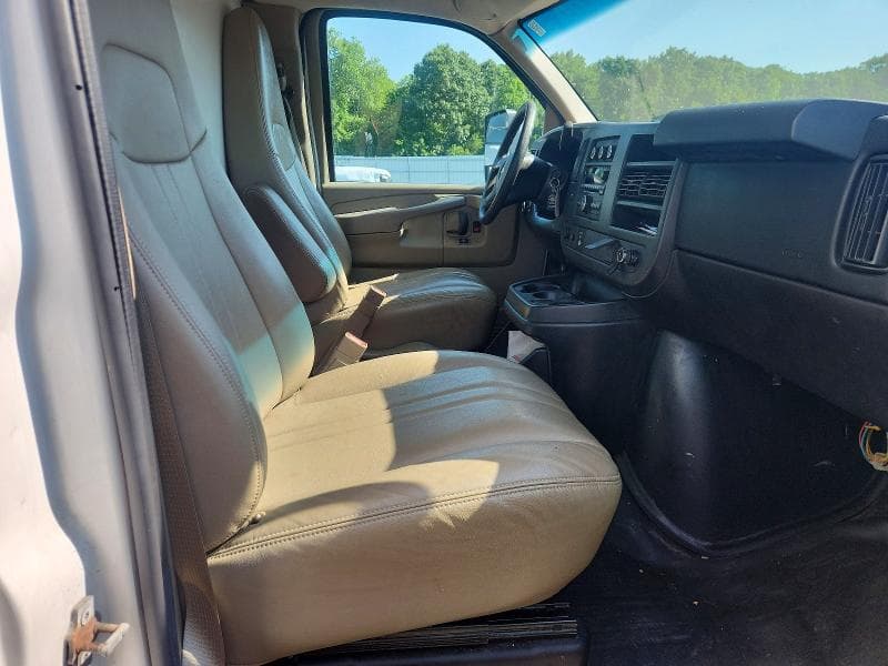 2015 CHEVROLET EXPRESS BOX TRUCK