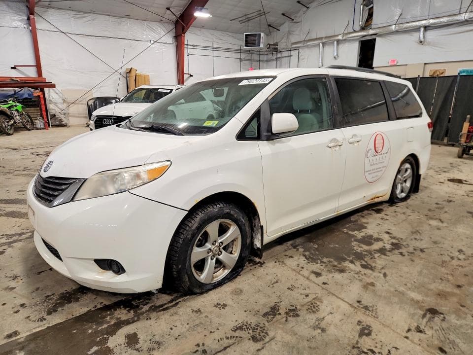 2011 TOYOTA SIENNA LE