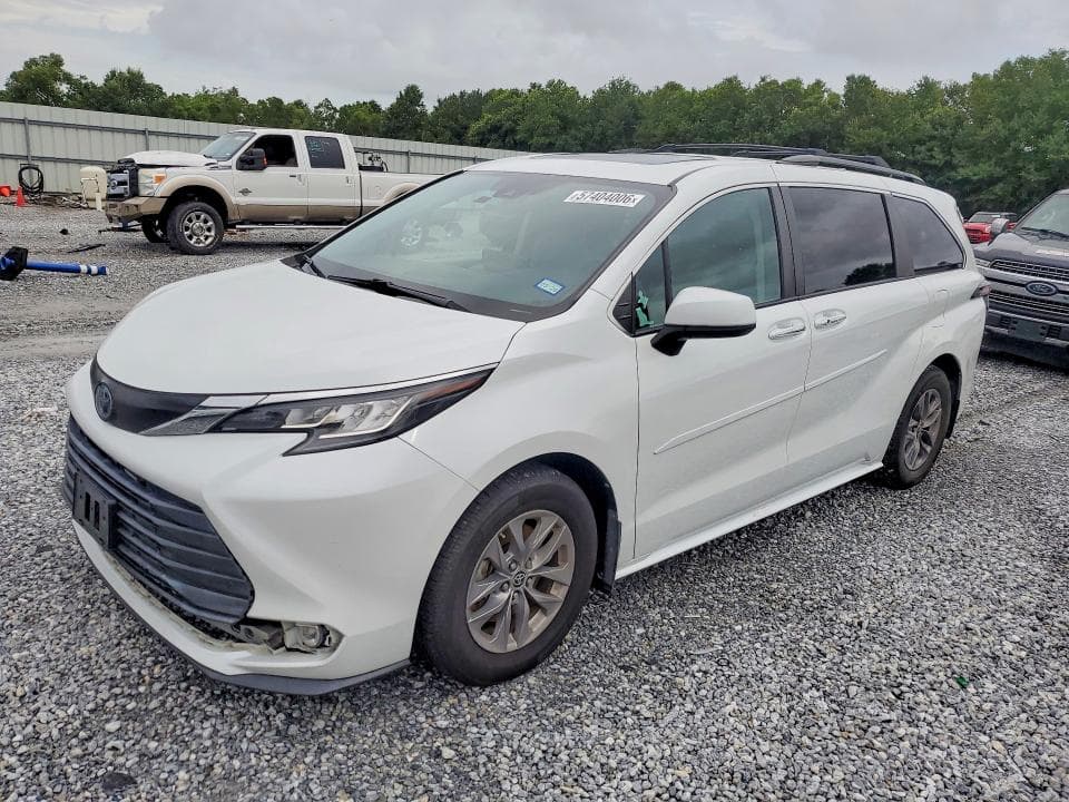2022 TOYOTA SIENNA XLE