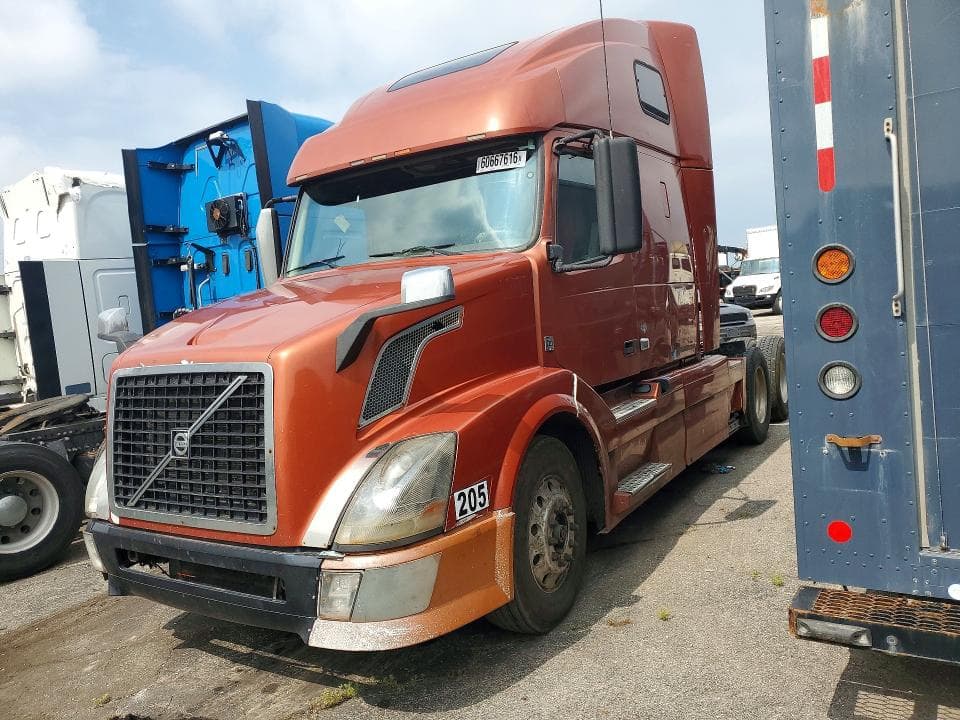 2013 VOLVO VNL SEMI TRUCK