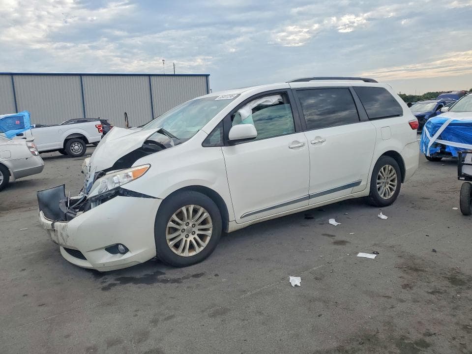 2017 TOYOTA SIENNA XLE PREMIUM 8-PASSENGER
